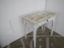 Tavolino vintage in legno bianco con cassetto