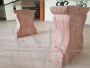 Tavolino vintage con gambe in granito rosa scolpito e piano in vetro