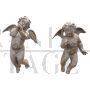 Coppia di statue di putti in stile antico da appendere                            