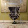 Poltrona Egg Chair di Arne Jacobsen in pelle marrone                            