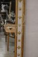 Grande specchiera antica verticale in legno laccato e dorato