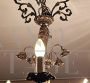 Grande lampadario vintage in ottone bronzato con decorazioni floreali