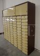 Grande schedario vintage da ufficio con 91 cassetti e ante scorrevoli