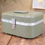 Valigetta beauty case vintage verde con combinazione, anni '60
