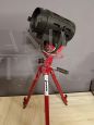 Piccolo faro cinematografico vintage con treppiede                            