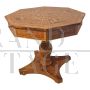 Tavolo ottagonale intarsiato in stile antico