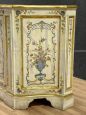 Credenza scantonata di stile Barocco Luigi XVI con decori floreali