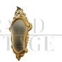 Specchiera sagomata in legno dorato in stile antico                            