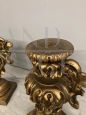 Coppia di vasi porta palme antichi in legno intagliato e dorato