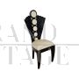Sedia design nera in pelle bianca con schienale a ventaglio                            
