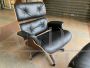Poltrona lounge di Charles Eames con pouf, in pelle nera goffrata e palissandro