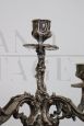 Coppia di candelabri in metallo argentato, anni '80                            