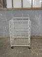 Carrello espositore vintage in metallo bianco con cassetti                            