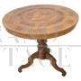 Tavolo antico rotondo in legno di noce intarsiato, metà XIX secolo                            