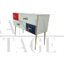 Cassettiera consolle in vetro bianco blu e rosso con maniglie a pesce
