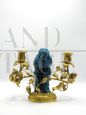 Candeliere vintage in bronzo dorato con pappagallo in porcellana blu