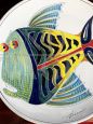 Piatto centrotavola rotondo in ceramica con pesce, anni '90                            