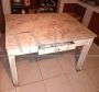Tavolo da cucina vintage con piano in marmo, cassetto, tagliere e mattarello