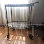 Carrello da sala vintage ovale a due piani in ottone e vetro