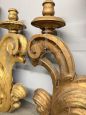 Antica coppia di grandi applique in legno dorato e intagliato, XIX secolo                            