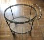 Carrello da sala vintage ovale a due piani in metallo dorato e vetro                            