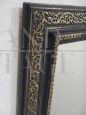 Specchio anni '20 con cornice laccata in nero e oro                            