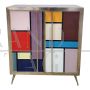 Credenza a due ante rivestita in vetro colorato a riquadri                            