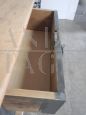 Bancone industriale vintage in legno con 8 cassetti