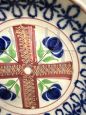 Piatto antico francese in maiolica con tulipani, XIX secolo