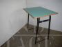     Piccolo banco scolastico vintage in formica                        