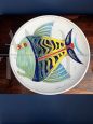 Piatto centrotavola rotondo in ceramica con pesce, anni '90                            