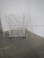 Carrello espositore vintage in metallo bianco con cassetti