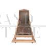 Chaise longue Vittoriana in stile coloniale in legno e pelle marrone                            