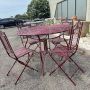 Set da giardino con tavolo e 4 sedie in ferro battuto laccato rosso, anni '70                            