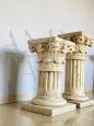 Coppia di colonne in marmo travertino con capitelli in stile Corinzio, Italia anni '40