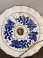 Coppia di lampadari vintage in ceramica dipinti a mano con decori blu                            