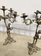 Coppia di candelabri in bronzo del '900 a cinque fiamme con putti