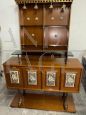 Mobile bar vintage in legno con dettagli in ceramica dipinta e ottone                            