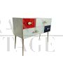 Cassettiera consolle in vetro bianco blu e rosso con maniglie a pesce