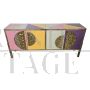 Credenza a quattro ante in vetro colorato e ottone                            