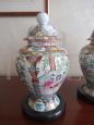 Coppia di giare cinesi vintage in porcellana dipinta a mano