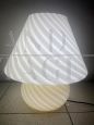 Lampada a fungo in vetro di Murano con lavorazione a vortice                            