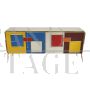 Credenza stile vintage in vetro colorato con maniglie illuminate