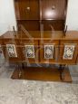 Mobile bar vintage in legno con dettagli in ceramica dipinta e ottone                            