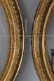 Coppia di cornici ovali antiche baccellate e dorate