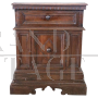 Raro comodino antico in legno di noce intagliato, Toscana fine '600                            