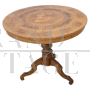 Tavolo antico rotondo in legno di noce intarsiato, metà XIX secolo                           