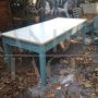 Grande tavolo vintage rustico laccato azzurro con piano in formica                            