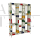 Libreria a giorno in legno rivestita in vetro colorato in stile Mondrian                            