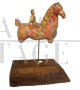 Scultura contemporanea in terracotta smaltata con figura a cavallo